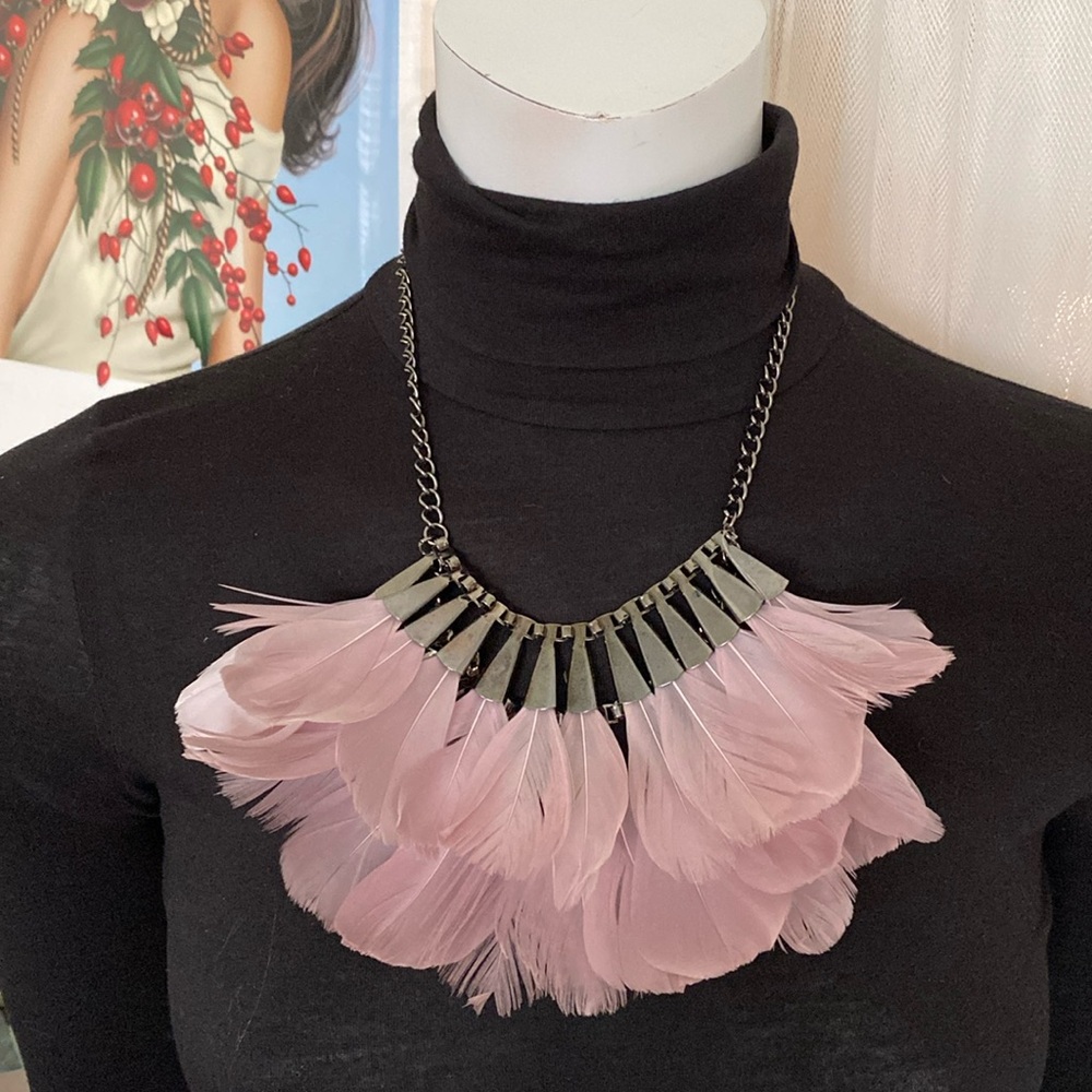 Statement piece! Aldo mauve 2 rows feather necklace! Gun metal hardware